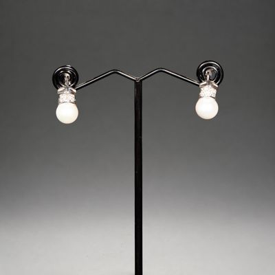 une paire de lampes noires et blanches posées sur un pied en métal