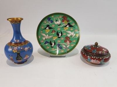 trois vases et une assiette posés sur une table
