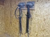 une pièce où sont accrochés au mur tout un tas d'outils