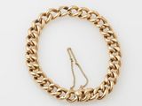 un bracelet en chaîne d'or avec un fermoir en or sur fond blanc