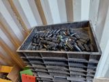 une caisse remplie d'objets divers, posée par terre