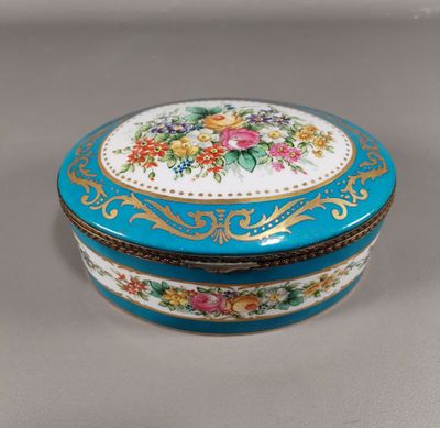une boîte bleue et blanche ornée d'un motif floral