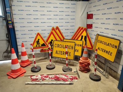 de nombreux panneaux de chantier et cônes sur le sol