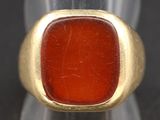 l'image d'une bague contenant une pierre rouge