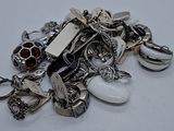 une pile de bijoux assortis sur une table