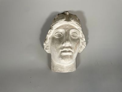 une image représentant une sculpture du visage d'une femme aux yeux fermés