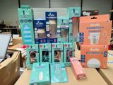 plusieurs cartons de produits pour bébés posés sur une table en bois