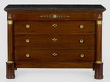 une petite commode avec un plateau en marbre