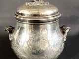 une casserole en argent avec un couvercle, posée sur une table