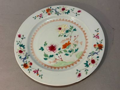 une assiette avec un motif floral sur une table