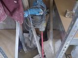 une photo d'une pièce avec une échelle et des outils
