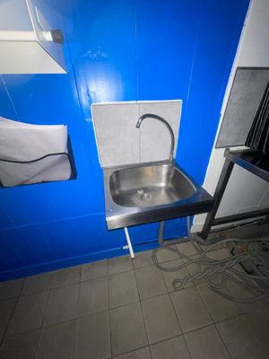 un lavabo dans un coin d'une pièce aux murs bleus