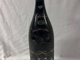 une image représentant une bouteille de vin posée sur une table