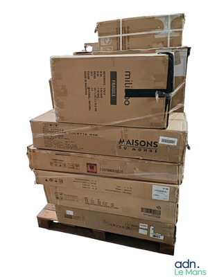 plusieurs boîtes empilées sur une palette