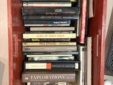 une boîte rouge remplie de livres posée sur une table