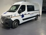 une camionnette blanche garée dans un garage
