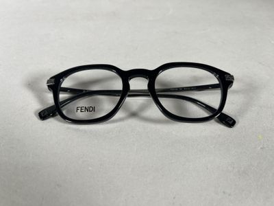gros plan d'une paire de lunettes sur une surface blanche