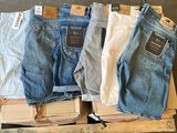 plusieurs paires de jeans pour homme empilées les unes sur les autres