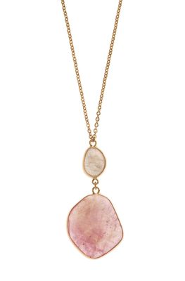 un pendentif en pierre rose avec une chaîne en or sur fond blanc