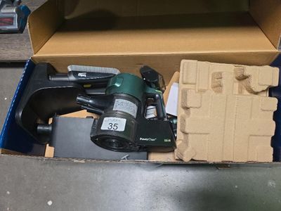 une boîte contenant une agrafeuse et une agrafeuse