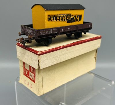 un wagon jaune et noir posé sur une caisse