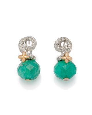une paire de boucles d'oreilles en émeraude et diamant