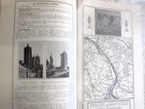 un livre ouvert posé sur un lit, sur lequel se trouve une carte