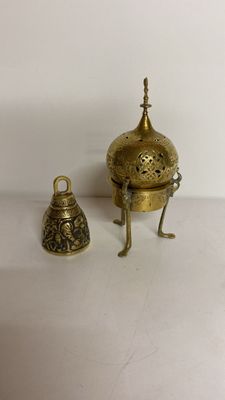 Brûle parfum à trois pied en laiton et une cloche de service