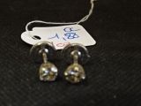 une paire de boucles d'oreilles posées sur une surface noire