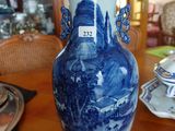 un vase bleu et blanc posé sur une table en bois
