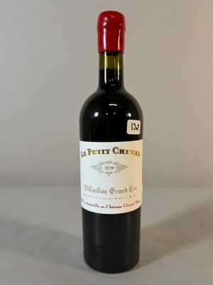une bouteille de vin posée sur une table