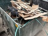 une benne remplie de bois et d'autres objets dans la cour