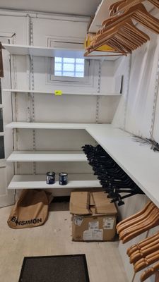 Lot d'étagères à crémaillères et plateaux en stratifié blanc…