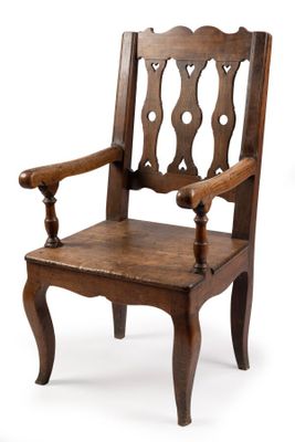 une image d'une chaise en bois sur fond blanc