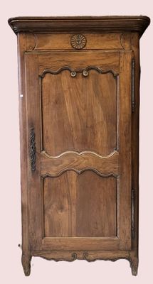 une armoire en bois munie d'une porte sur le dessus