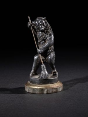 figurine en bronze représentant un homme tenant une lance, sur fond noir