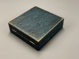 une image représentant une boîte bleue posée sur une table blanche
