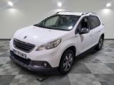 la petite voiture blanche est garée dans une grande pièce
