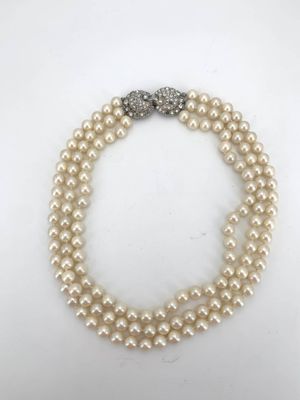 un collier à trois rangs de perles avec un fermoir en diamant