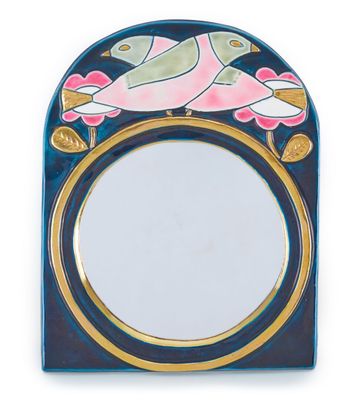 une image représentant un miroir orné d'un oiseau et de fleurs