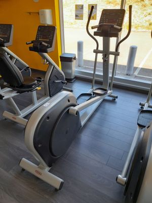 une salle de sport avec une rangée de vélos d'appartement