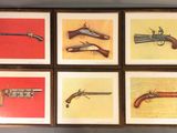 quatre photos encadrées représentant différents types d'armes à feu, accrochées au mur
