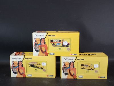 trois cartons contenant différents types de petites voitures, posés sur une table