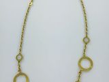 un collier en or sur fond blanc