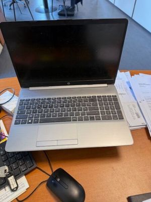un ordinateur portable posé sur un bureau en bois