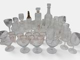 beaucoup de verres à vin et une bouteille sur la table