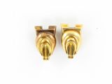 une paire de boucles d'oreilles plaquées or sur fond blanc