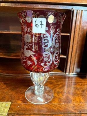 un verre à vin sur lequel figure un chiffre, posé sur une table