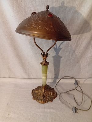 lampe de table en laiton plaqué, avec un abat-jour en verre vert et un cordon d'alimentation