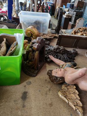 un bac vert rempli d'objets divers posé par terre